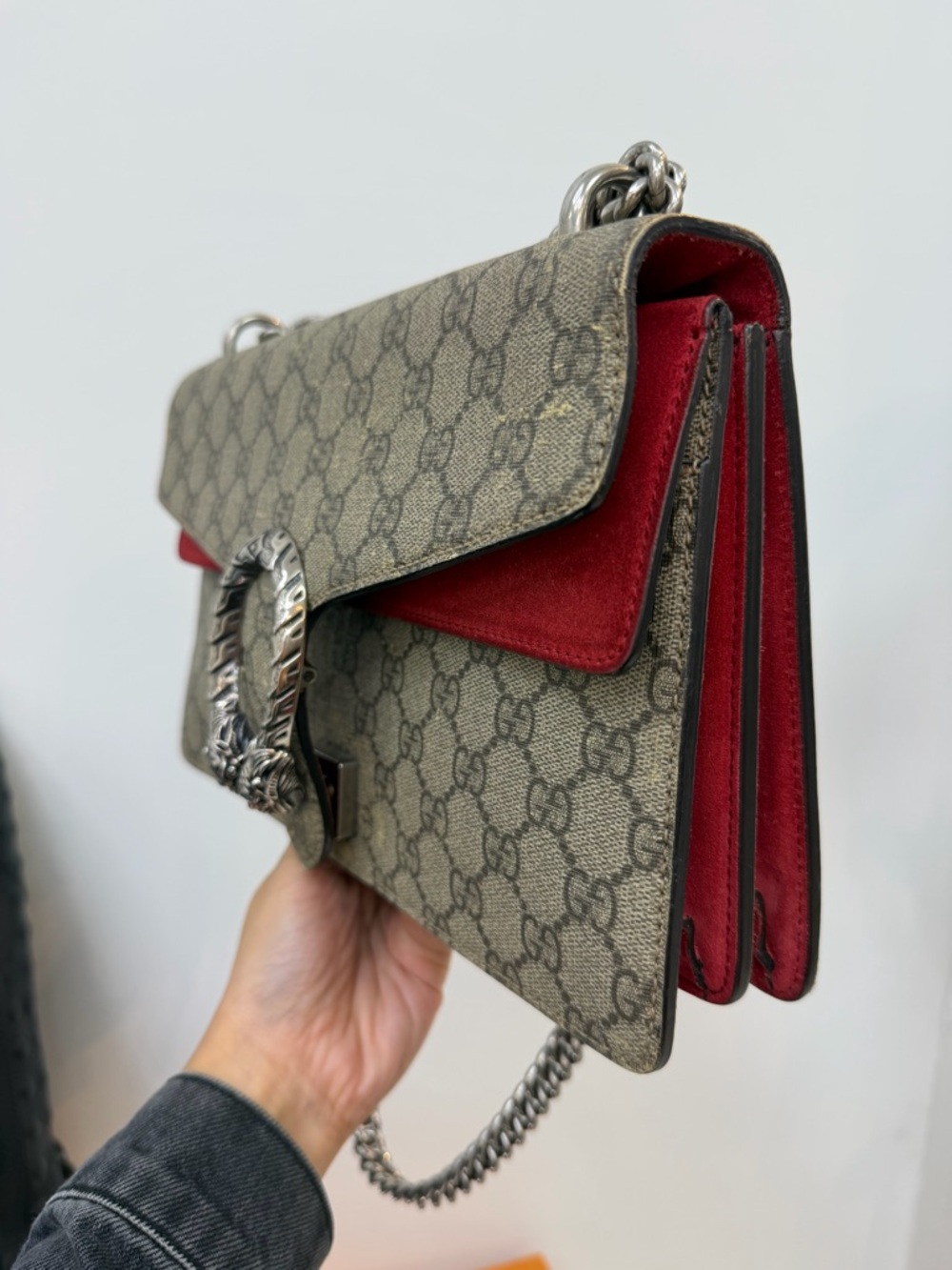 Gucci Beige GG Supreme Canvas Shoulder Bag with Red Accent - Picture 3 of 6